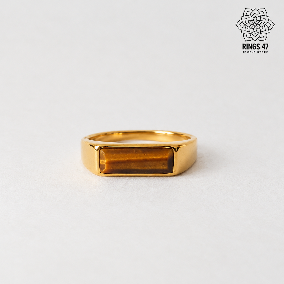 Bague homme œil de tigre en acier plaqué or 18K sur fond neutre