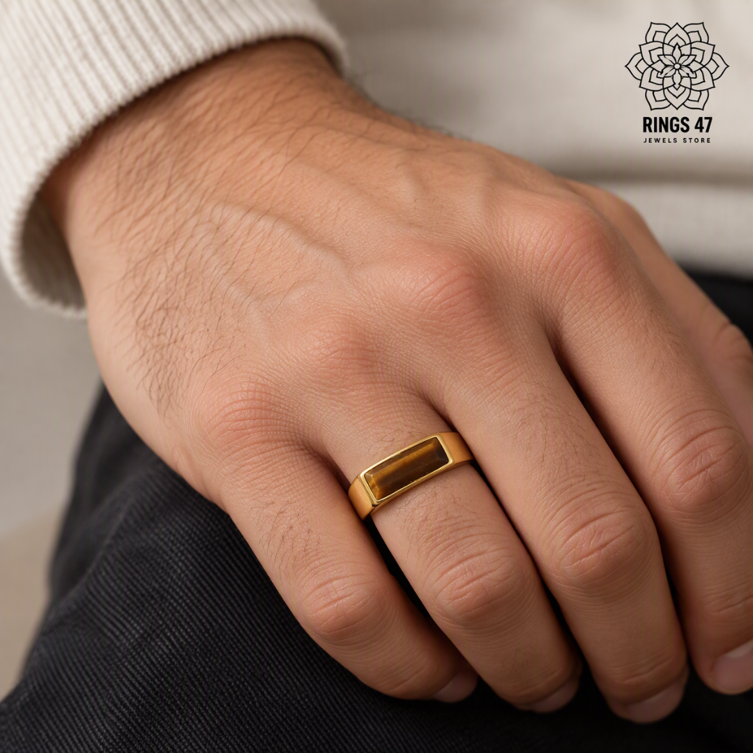 Bague homme œil de tigre en acier plaqué or 18K portée à la main
