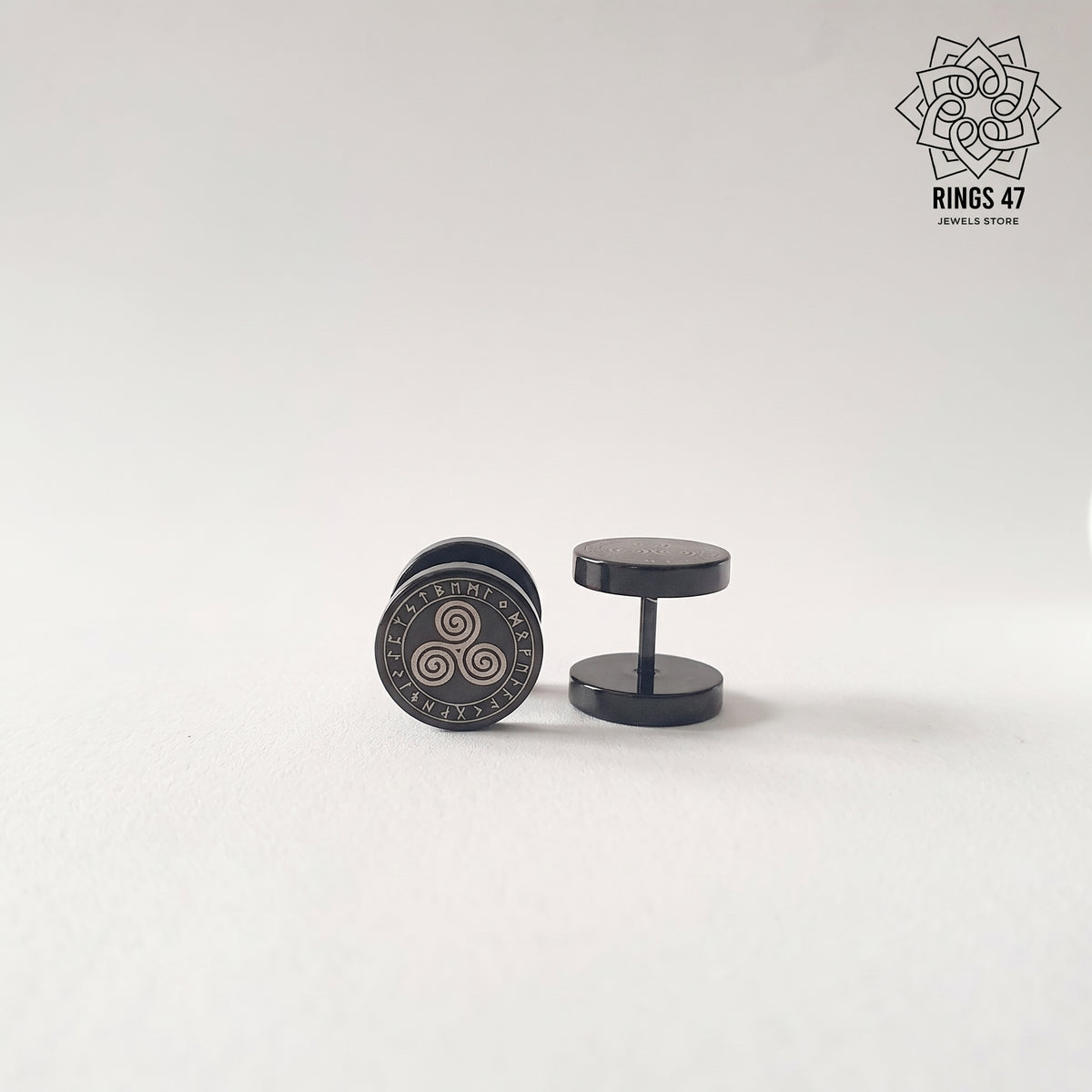 Clous d'oreilles viking nordique noirs en acier inoxydable, triskèle et runes, sur fond neutre