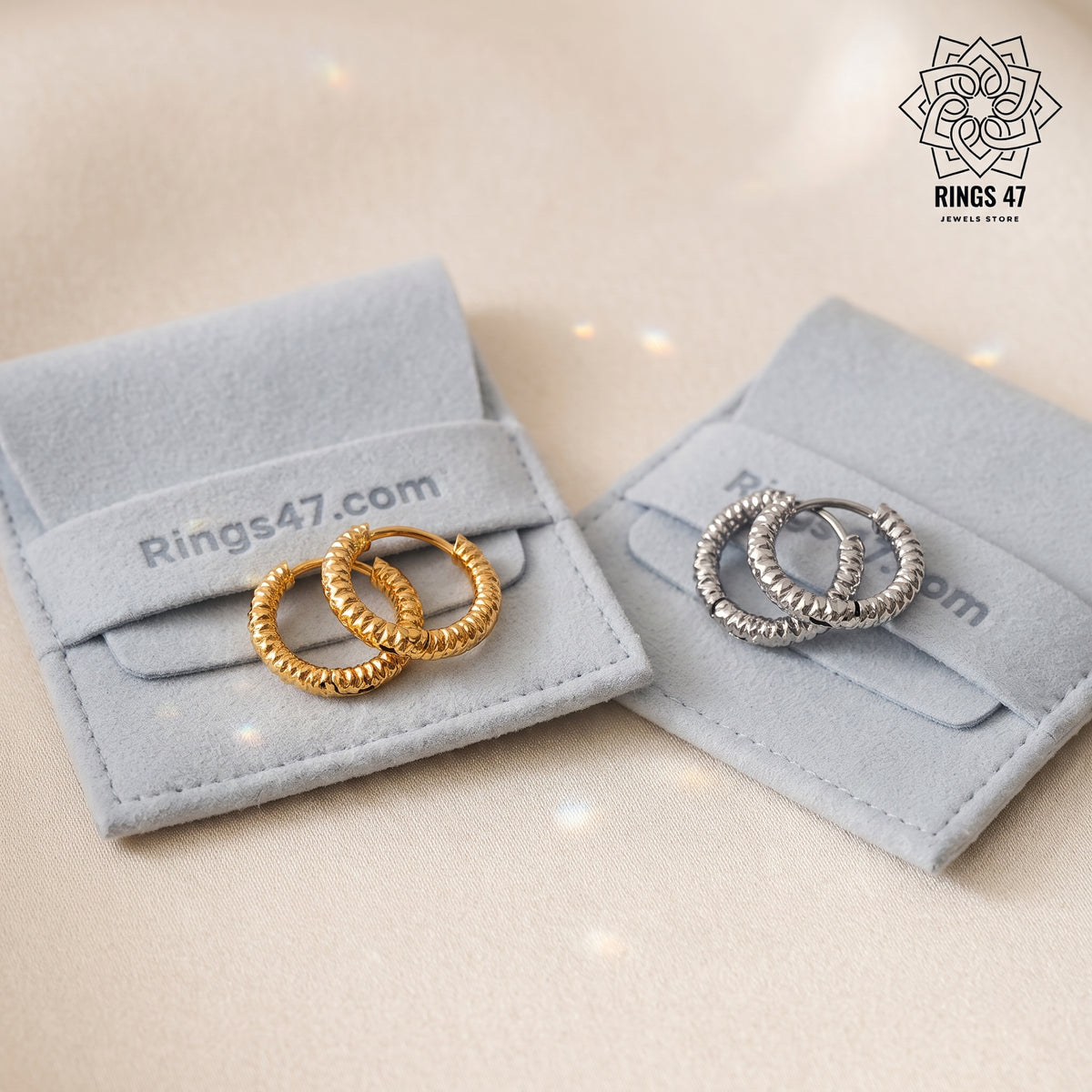 Créoles torsadées Or et Argent posées sur des pochettes Rings47