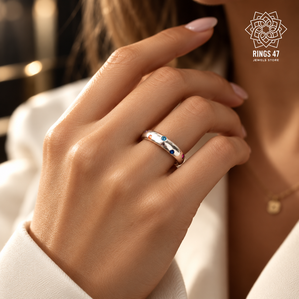 Bague en argent 925 et zirconiums colorés portée à la main