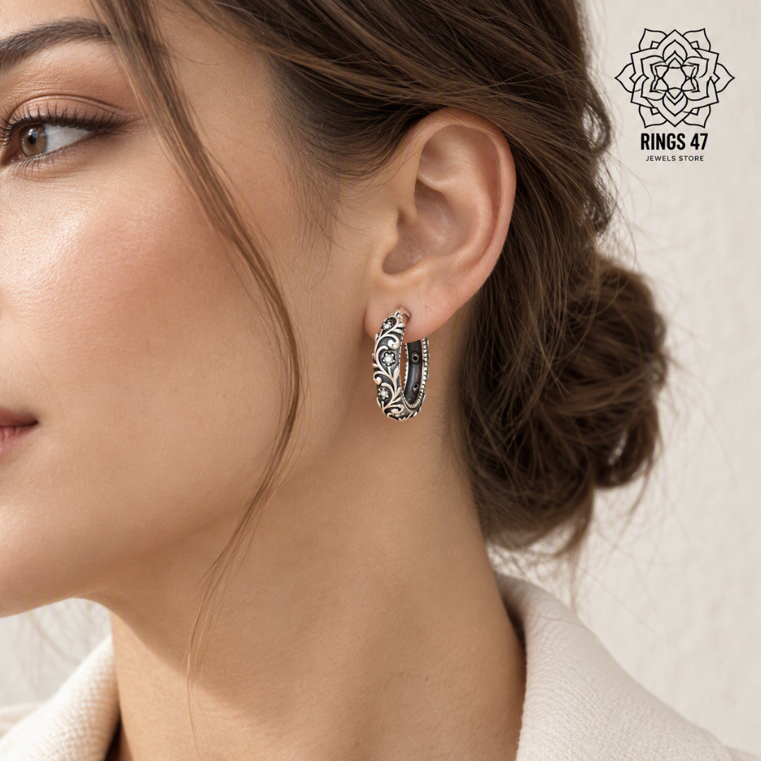 Créole florale en argent 925 et zirconiums portée à l'oreille