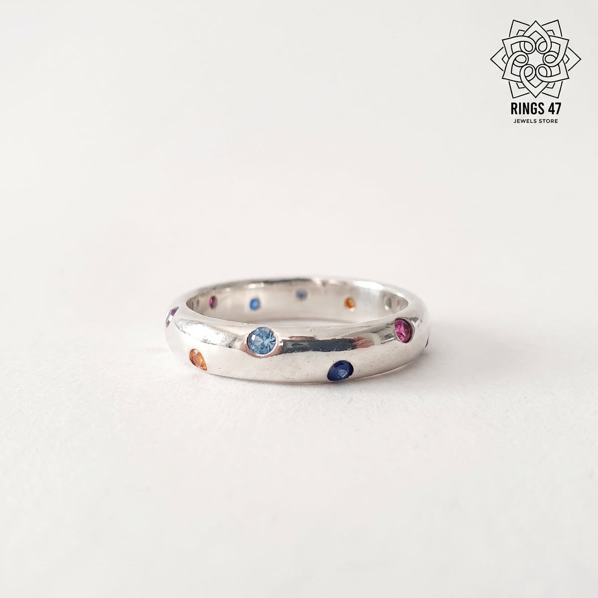 Bague en argent 925 sertie de zirconiums bleus, orange et roses, vue de face