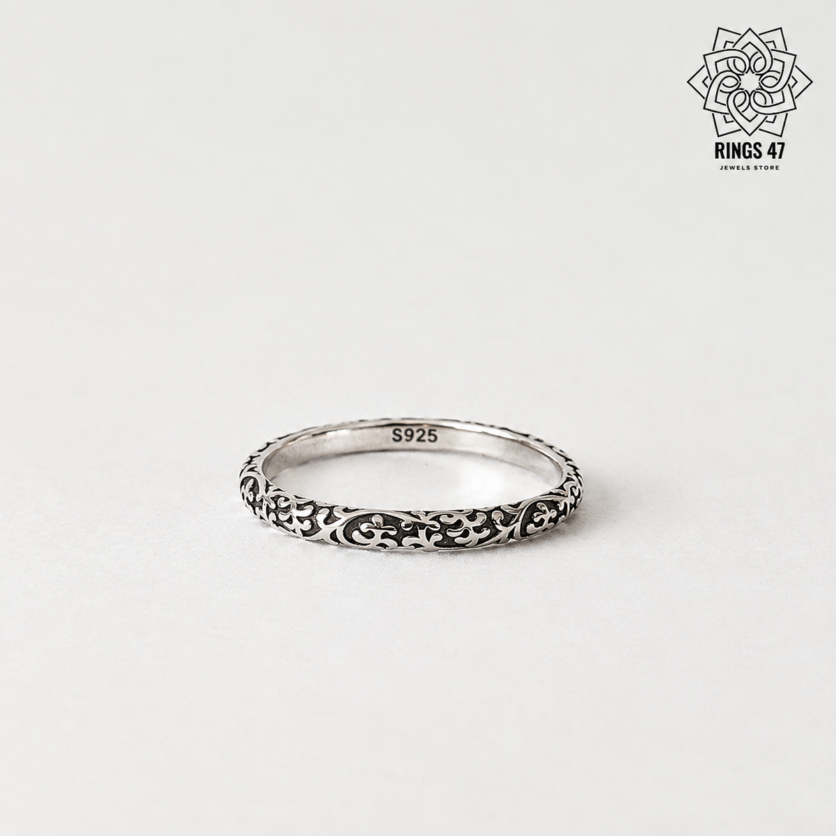 Bague fine en argent 925 à motifs arabesques sur fond neutre