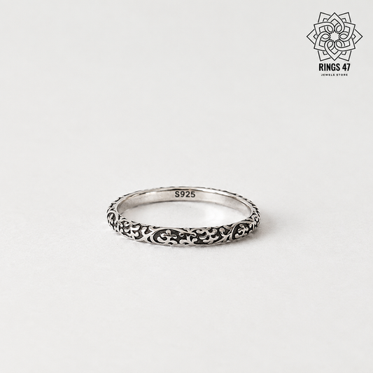 Bague fine en argent 925 à motifs arabesques sur fond neutre