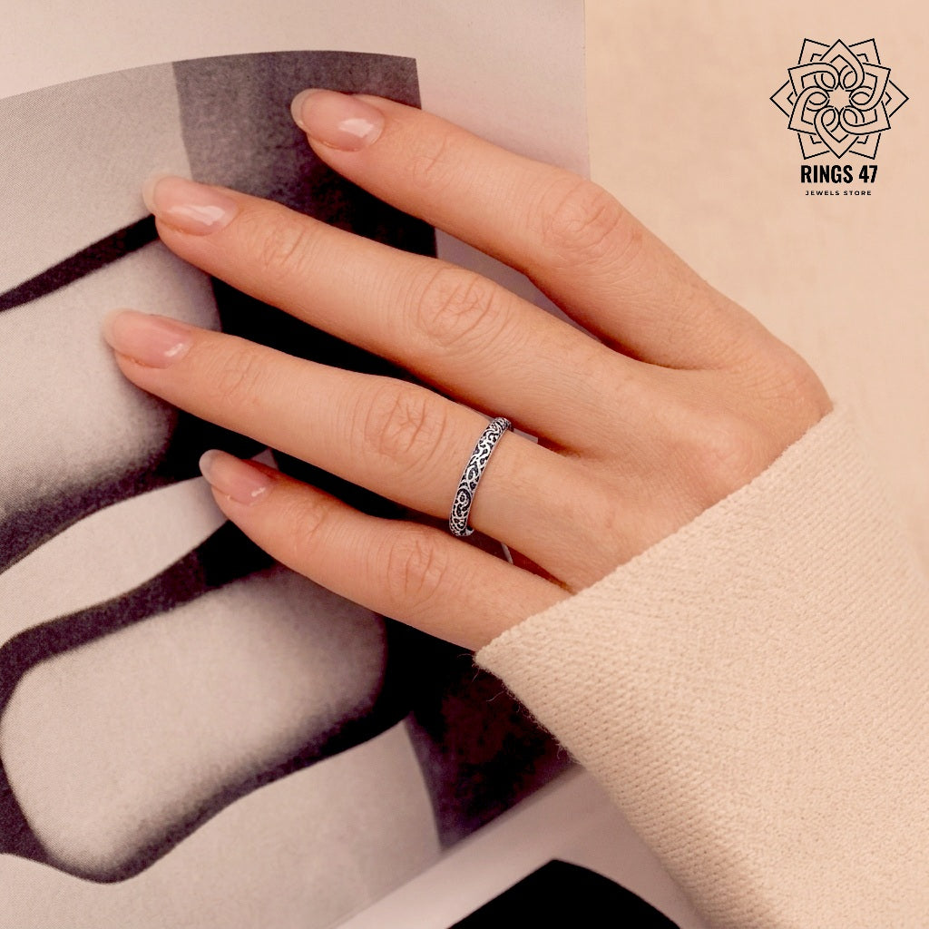 Bague fine en argent 925 portée à la main