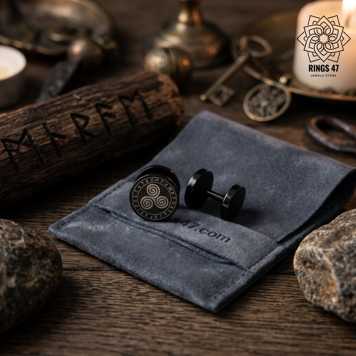 Clous d'oreilles viking nordique posés sur une pochette Rings47