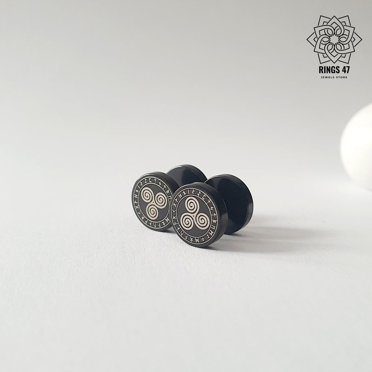 Clous d'oreilles viking noirs avec motif triskèle et cercle de runes gravés